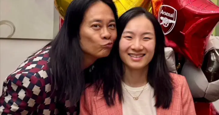 蔡一智为继女过30岁生日，两人都长发披肩样貌相似，继女已改姓蔡