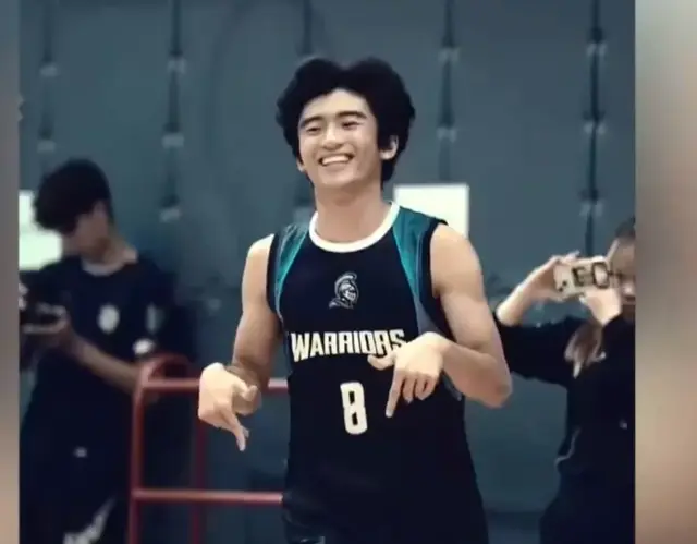 张柏芝罕见晒仨儿子，Lucas 和小Q打球好帅，6岁小儿子侧脸像哥哥