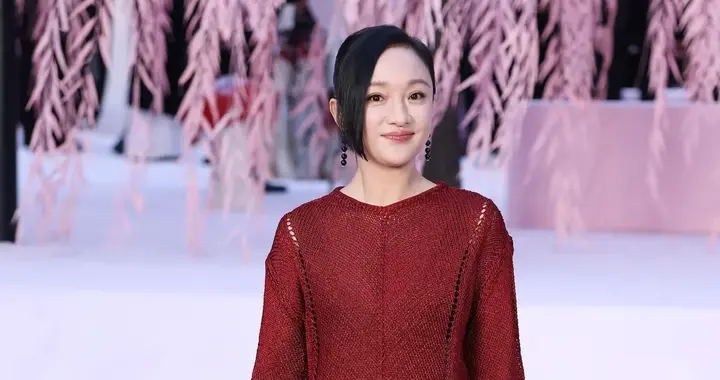 51岁周迅香奈儿看秀生图，皱纹和颈纹明显，衣服也有点压身高了