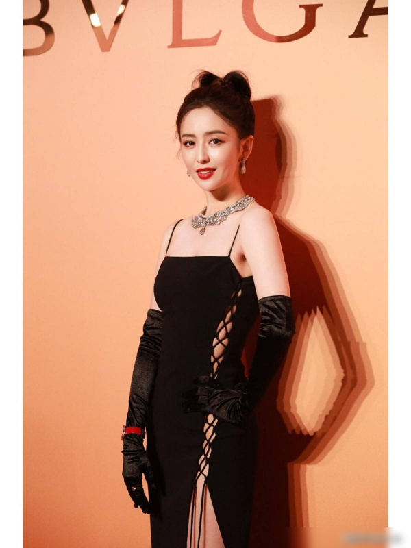 佟丽娅这么“风骚”，穿抹胸鱼尾裙+复古卷发，换个风格变化真大