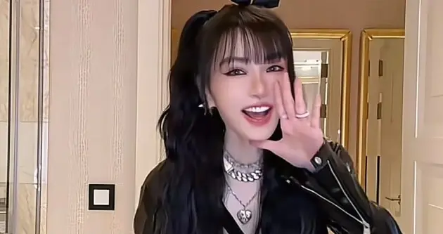 51岁谢金燕新穿搭：露脐上衣+短裙，尽显小蛮腰 大长腿，发量好多