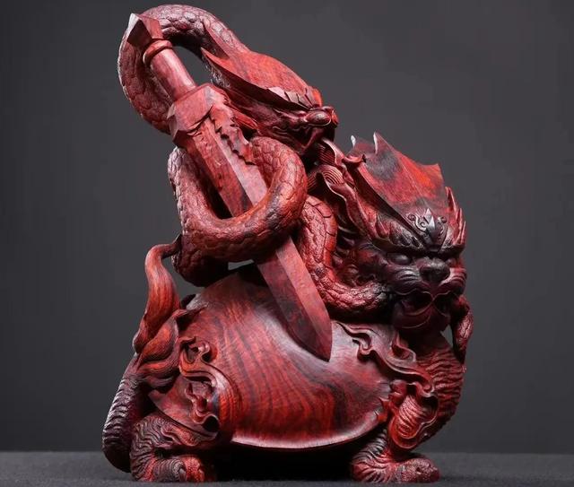 |金剑插身，灵蛇缠绕！这木雕玄武好霸气