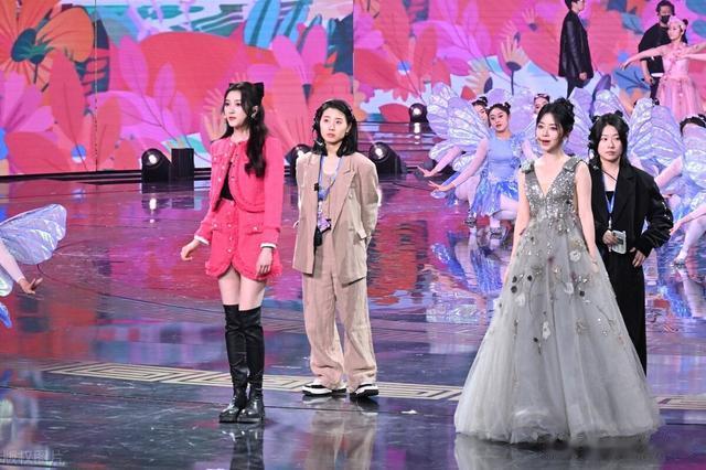 迪丽热巴|关晓彤和谭松韵同框春晚的彩排