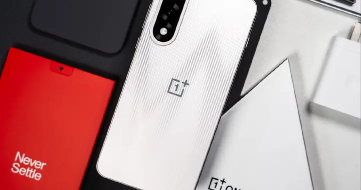 天玑9400+旗舰跌至2207元，144HZ直屏+6700mAh+100W