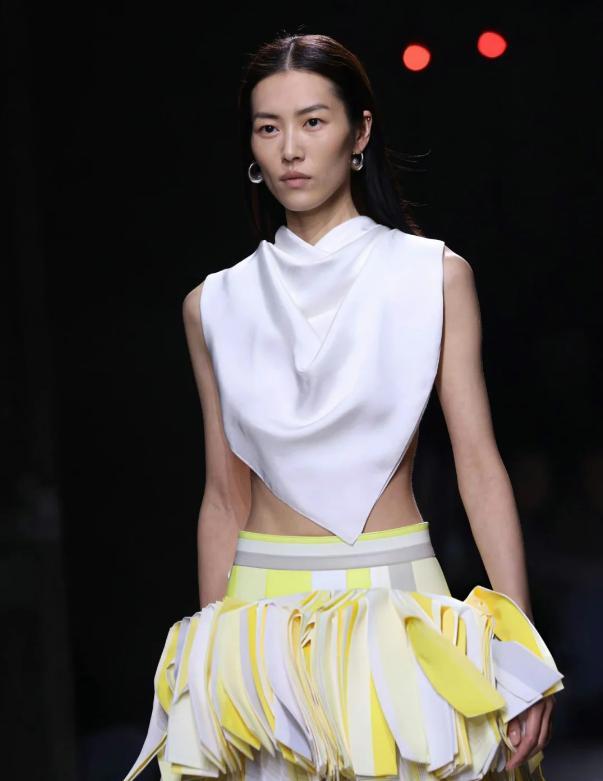 米兰的这一夜，被郭晶晶惊艳，衣服不暴露却艳压舒淇