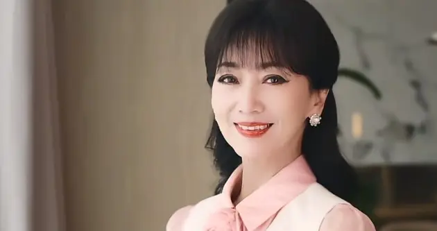 72岁赵雅芝最新穿搭：粉衬衫+马甲+白裤子，减龄洋气，美得像47岁