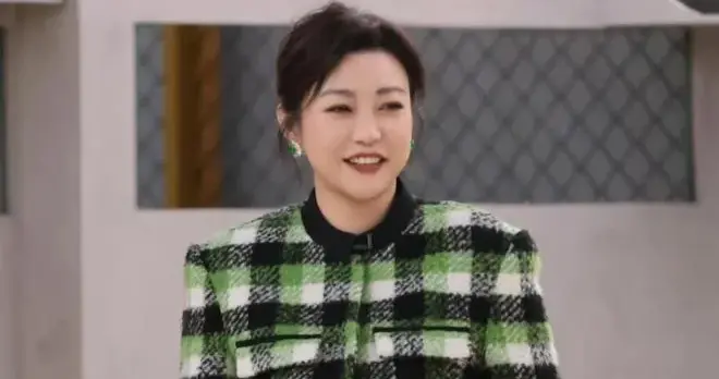 46岁郝蕾减肥成功后大变样！穿格纹毛呢外套+牛仔裤，洋气又高级