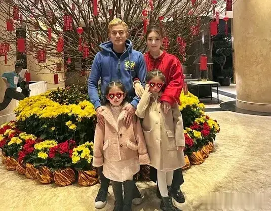 57岁郭富城晒全家福，染金发嫩似小伙，两个女儿一看就是美人胚子