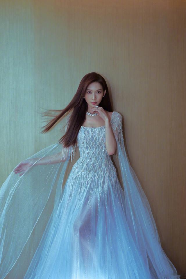 50岁林志玲晒近照，穿薄纱裙明艳动人，颜值身材逆生长好绝美