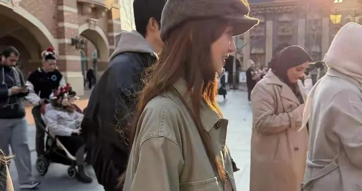 上海迪士尼偶遇金晨，巴掌脸高挺鼻梁，生图侧颜美到路人疯狂抓拍