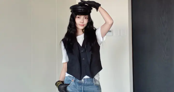 王灿晒杜淳给搭配的衣服！拖地牛仔裤配短袖和马甲，莫名的时尚感