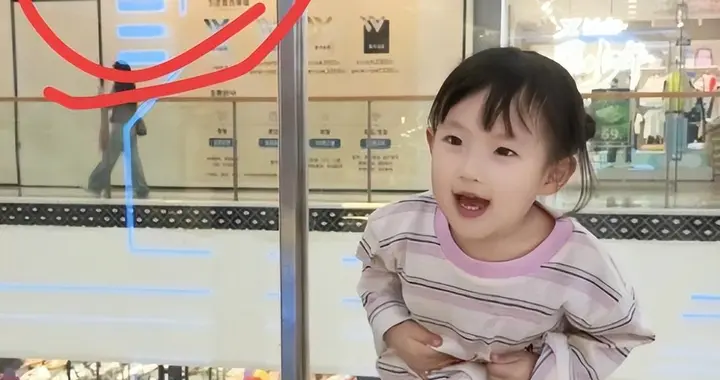 太敢了！黄一鸣带女儿现身万达直播，狂卖 50 万，王思聪全程沉默
