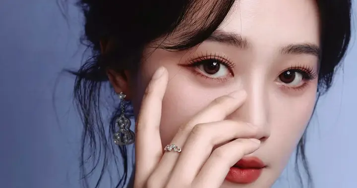 蓝盈莹人鱼裙优雅迷人