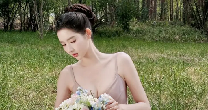 王玉雯花海写真释出，粉裙造型宛如林间精灵