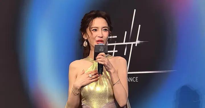 Angelababy芭莎艺术之夜生图，礼服身材都很绝但法令纹深状态疲惫