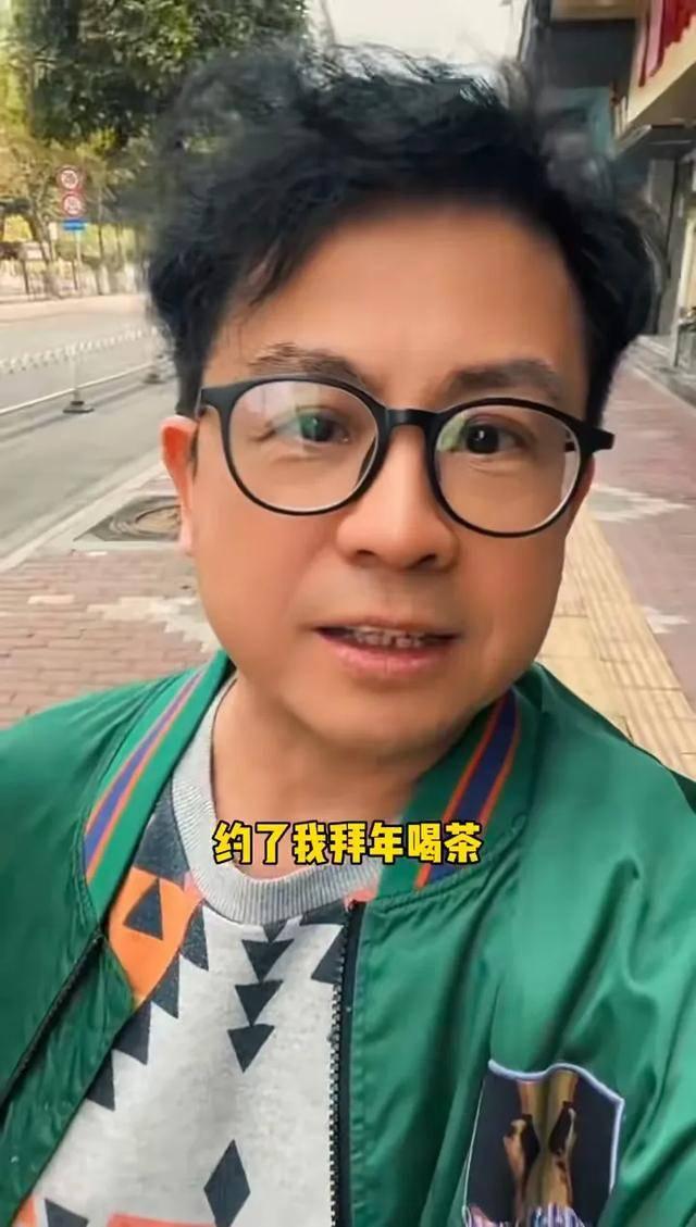 周星驰“御用闲人”近况曝光！满头白发面色暗淡，网友直呼认不出