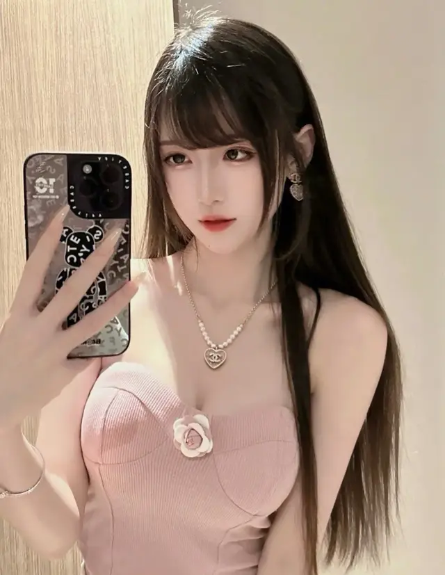 腐团儿晒出怼脸自拍照！五官精致柔美，运动保持“沙漏”身材