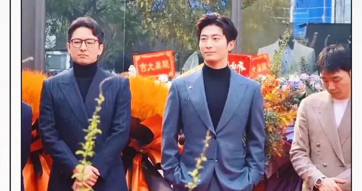 窦骁出席活动被偶遇，胖了依旧帅气十足，戴着婚戒，力破婚变传闻