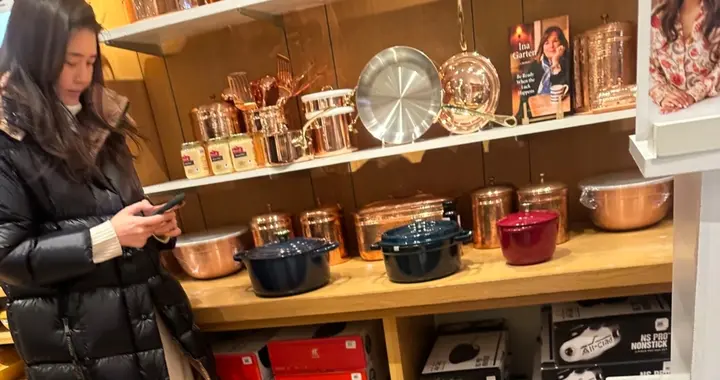 汉南洞夫人金熙英现状被曝，穿2w+羽绒服购物，与崔泰源育有一女