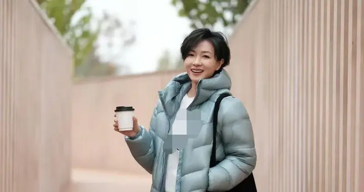 万茜剪了短发真时髦！连帽羽绒服+牛仔裤+小白鞋，休闲又减龄！