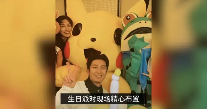 窦骁拿冠军！何超莲穿青蛙服为他庆祝37岁生日，甜蜜同框...