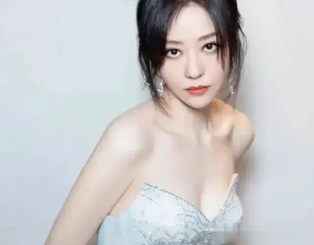 张靓颖丨原来这么有料，皮肤好白，吹弹可破！