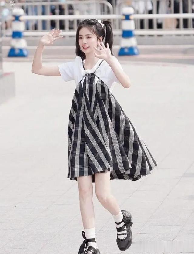 白鹿身陷谎报身高争议，官方身高165，网友评论:目测145