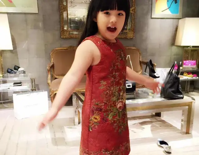 李湘宠溺的晒女儿小时候萌照，王诗龄穿妈妈高跟鞋自信软萌惹人爱