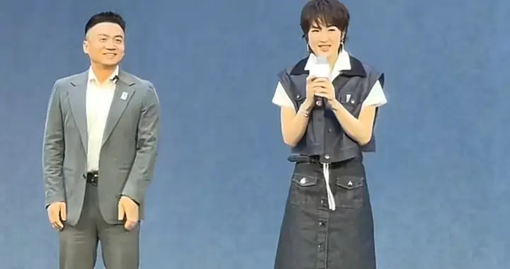 华为二公主姚安娜现身车展！马甲+半身裙+长靴，个比男主持都高