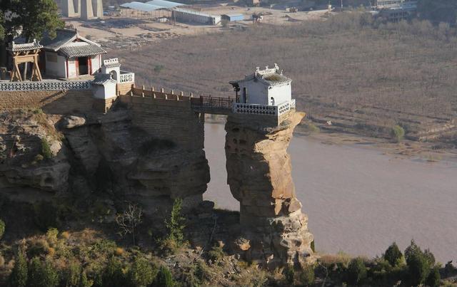 佳县|陕北黄河边巨石上，神奇古寺从天而降，酷似袖珍梵净山