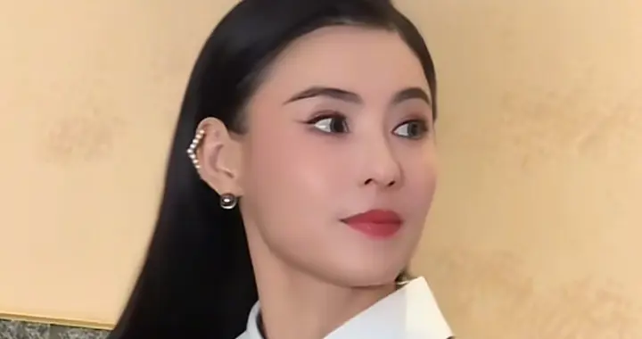 45岁张柏芝活动穿搭：亮片连衣裙+打底裤+长靴，嫩得像29岁