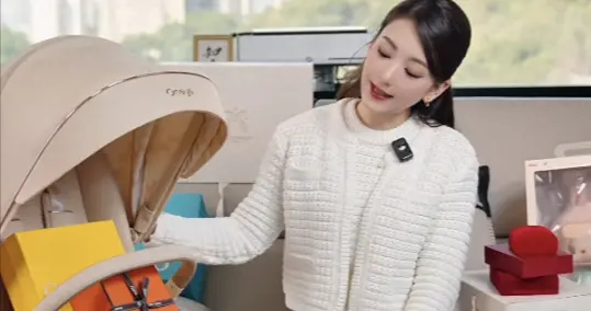 方媛晒3胎女儿满月礼！金锁玉镯多到放不下，3500的婴儿车不算贵