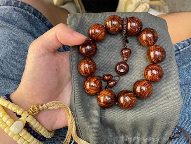 文玩界的“养眼秘籍”：揭秘海南黄花梨的鉴赏与盘玩之道！