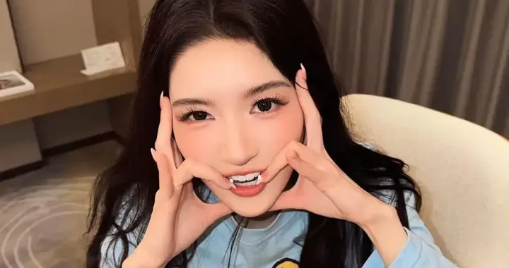 王玉雯私服穿搭真随性！浅蓝长袖T+黄黑条纹裤，休闲舒适又减龄！