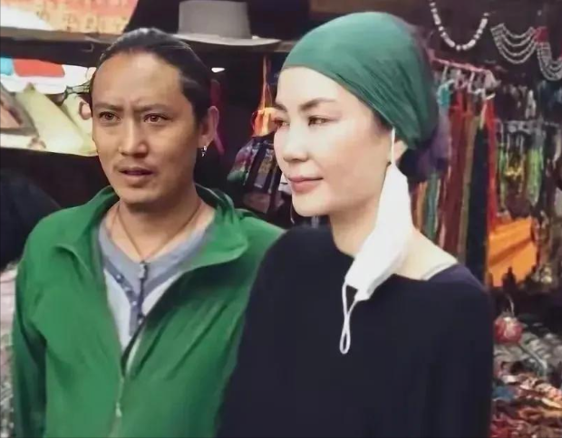 王菲近况引担忧，两个细节暴露了一切，疑似谢霆锋再陷“老本行”