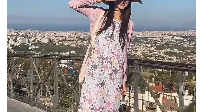 杨颖晒意大利度假转场视频，每一套穿搭都好看，又见那双小白鞋