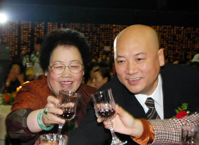 女首富陈丽华，年轻照片曝光，网友：好美，怪不得迟重瑞鞍前马后