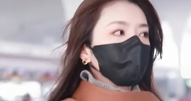 李云霄杭州机场出发，驼色大衣搭针织内搭，温婉大气颜值亮眼