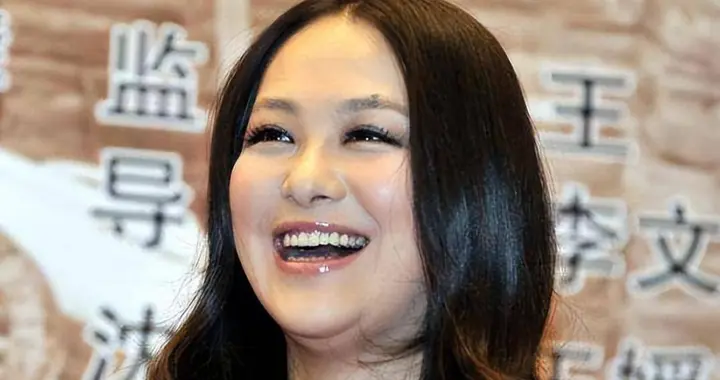 与聂远同居6年被抛弃，嫁给外交官被宠成宝，如今49岁胖到不敢认
