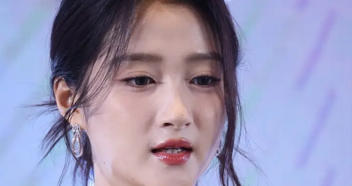 关晓彤｜白色吊带裙造型 大长腿让人直呼斯哈