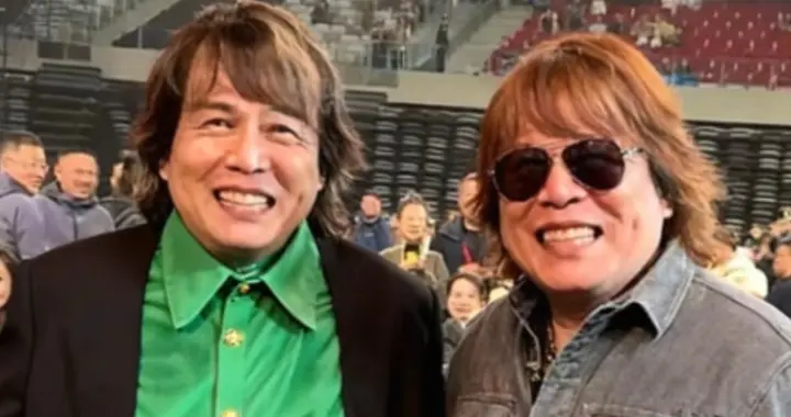 五佰演唱会遇模仿者超吃惊，忍不住合照，网友调侃演唱会有人替了