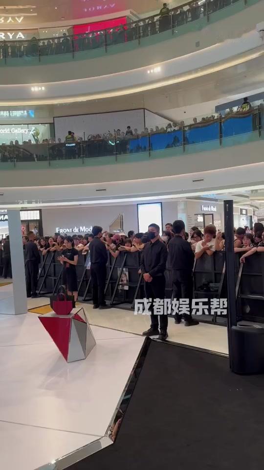 杨紫成都魅力绽放，粉丝高呼：再来十次！