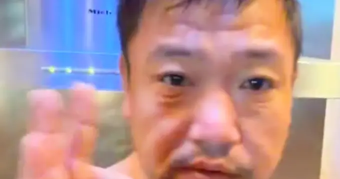 贾冰北京房子曝光，墙面掉皮斑斑点点显邋遢，没高档家具很接地气