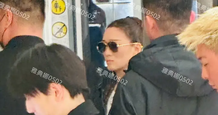 巩俐现身三里屯参加LV活动，气场一如既往的强但她面无表情脸略僵