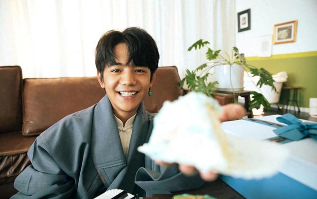 爆红4年，再看丁真如今简直判若两人，当初他不进娱乐圈是正确的