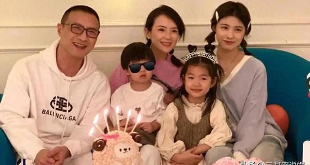 章子怡首次公开全家福！姐弟俩同框，网友：这才是真正的豪门童话