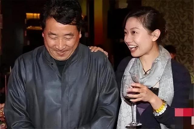 姜珊：父亲姜昆掐断她明星梦，被郭德纲造黄谣后，45岁依旧单身