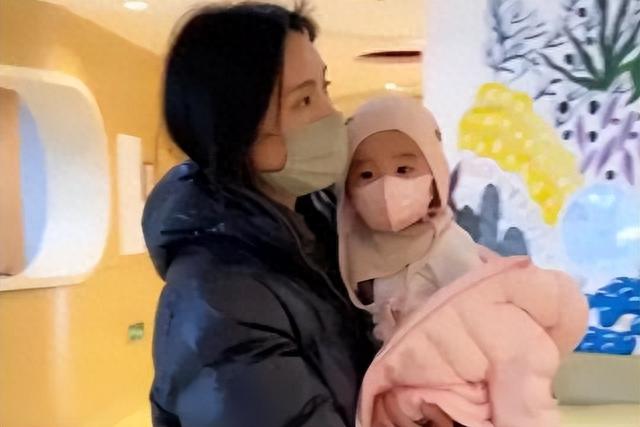 李亚鹏小女遗患基因病,走路成了难题,被疑唐氏儿!夫妻不和似决裂!