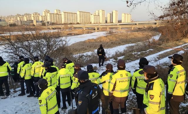 韩国女子在男友家的衣柜里发现一具男尸，报警后却揭开更恐怖真相