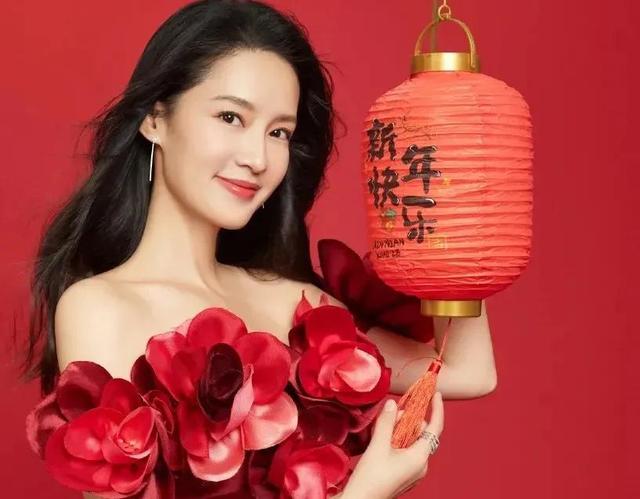 李沁|红装李沁新年送福写真，喜庆又甜美